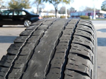 कार में टायरों की खराब स्थिति के कारण क्या समस्याएँ हो सकती हैं?
