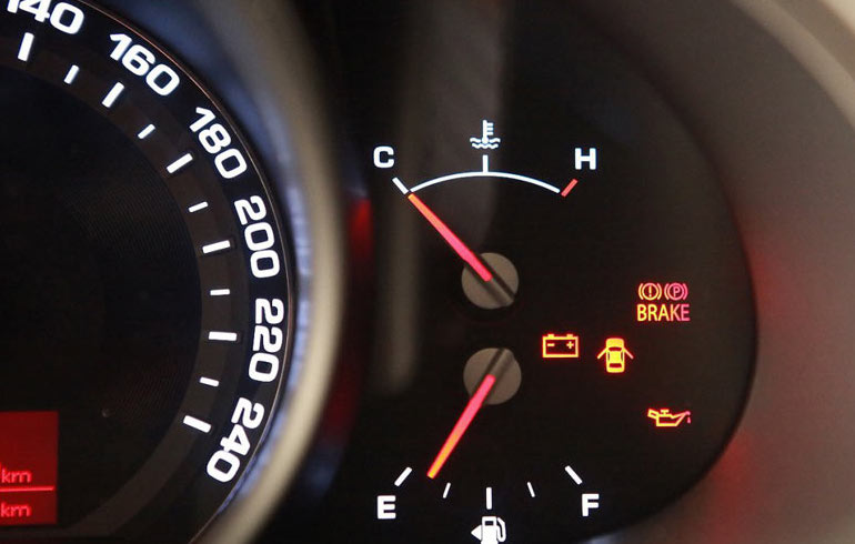 Який має бути тиск олії у двигуні? Чому тиск падає чи піднімається?