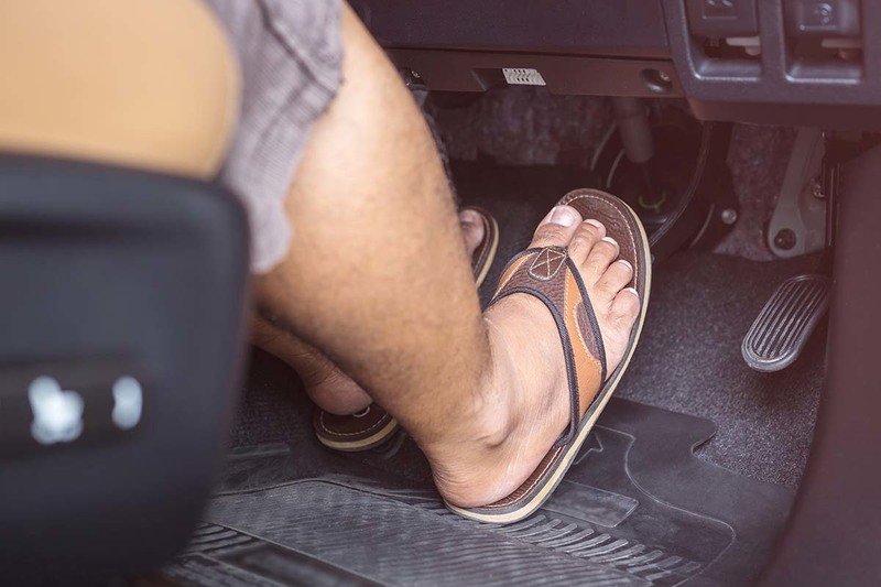 Hvilke sko bør ikke brukes mens du kjører for å være trygg mens du kjører