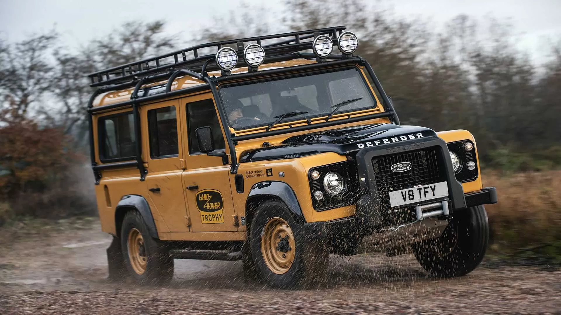 Land Rover выпускает новую ретро-версию: Defender V8 Trophy Edition