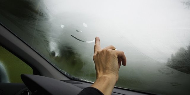 The best way to get rid of fogging windshield this winter