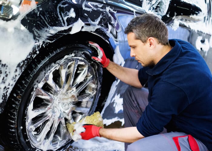 La millor manera de netejar les rodes d'alumini del teu cotxe i fer-les brillar
