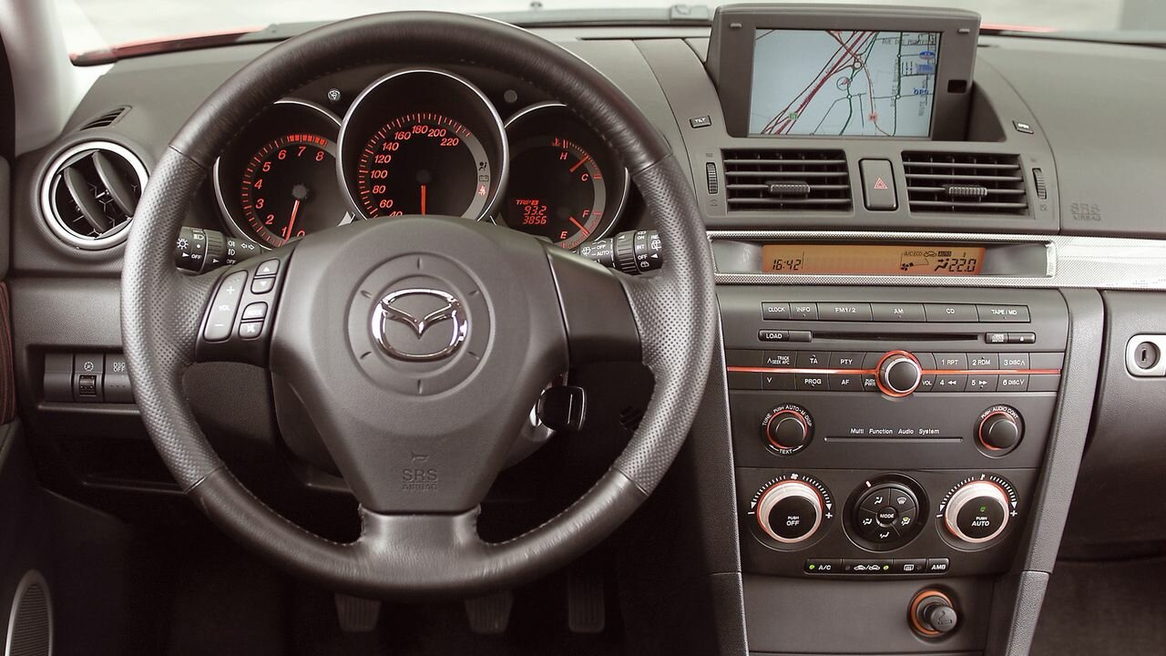 Mazda отзывает 260,915  автомобилей, потому что логотип на руле отрывается и может быть опасен