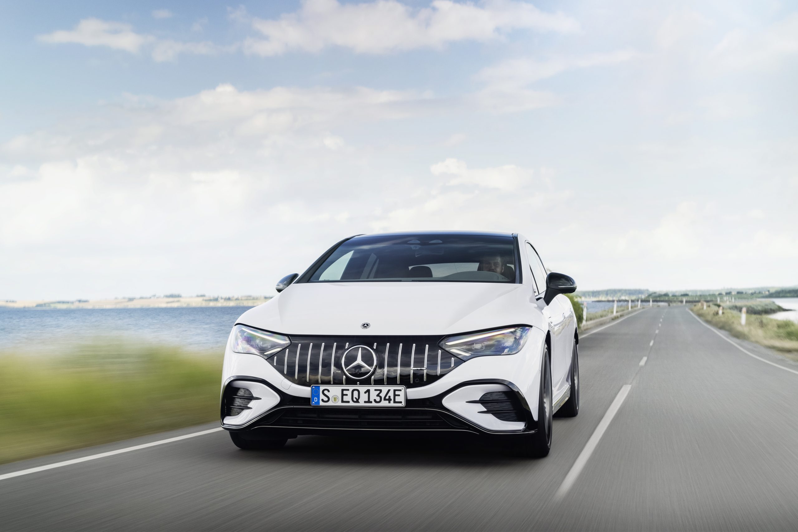 Mercedes-Benz ກັບມຸມເບິ່ງ AMG EQE