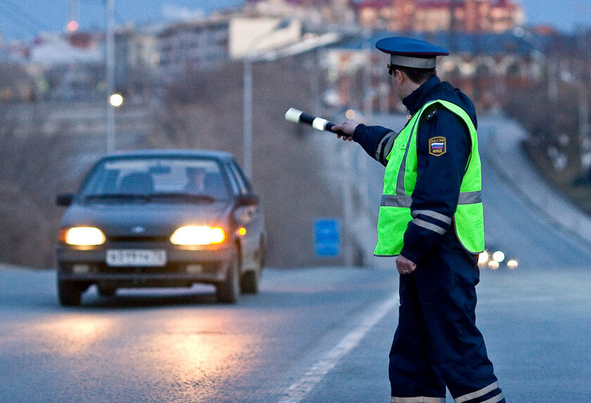 Může dopravní policista zastavit a zkontrolovat doklady?