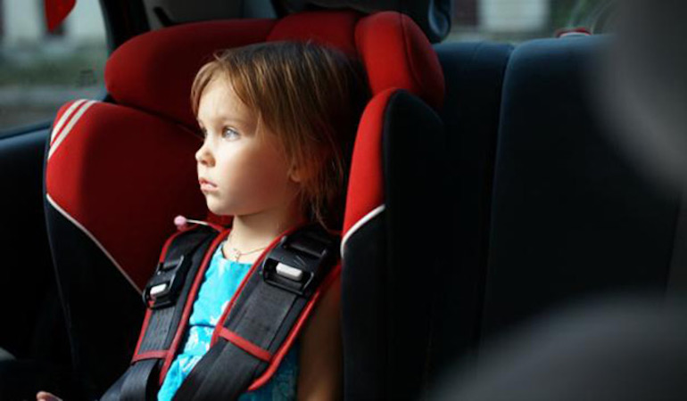 Можно ли перевозить ребенка на переднем сиденье в детском кресле?