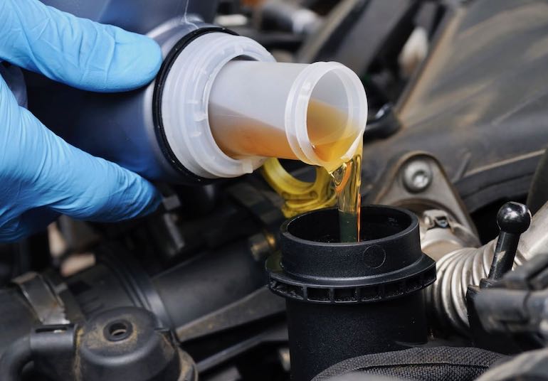Можно ли заливать дизельное моторное масло в бензиновый двигатель?