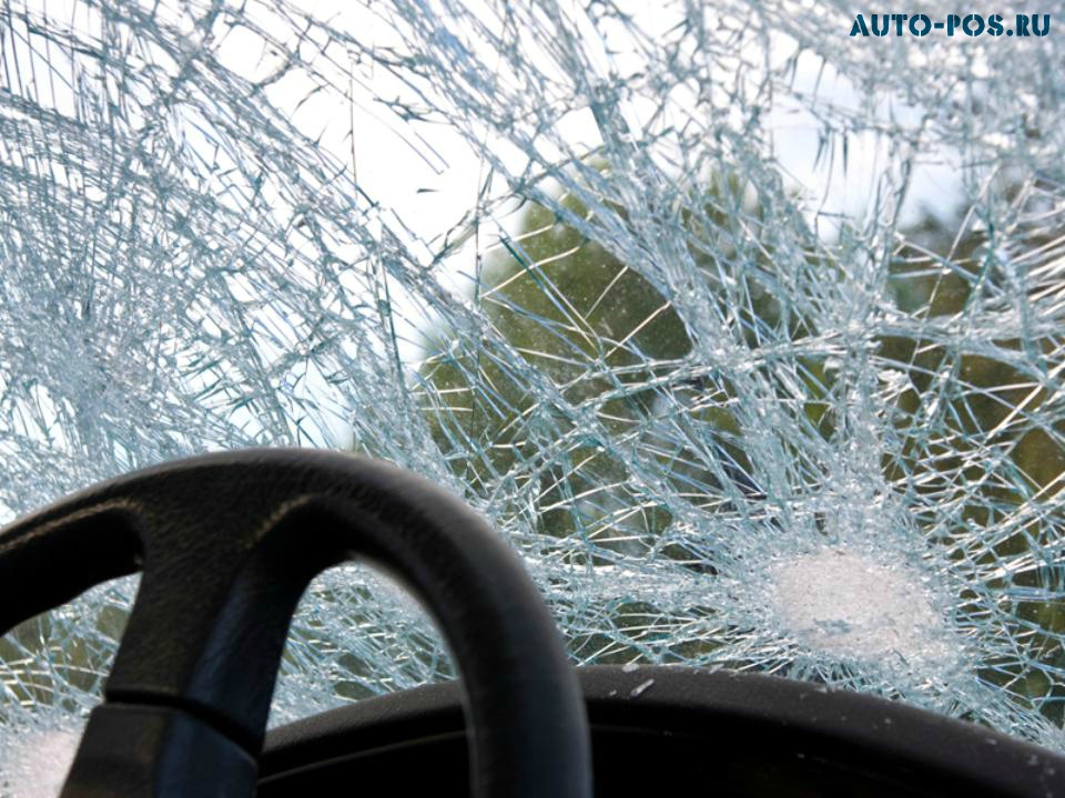 Một người đàn ông lái chiếc Subaru Outback bị hỏng hoàn toàn của mình chỉ bằng một lỗ nhỏ trên kính chắn gió để nhìn đường.