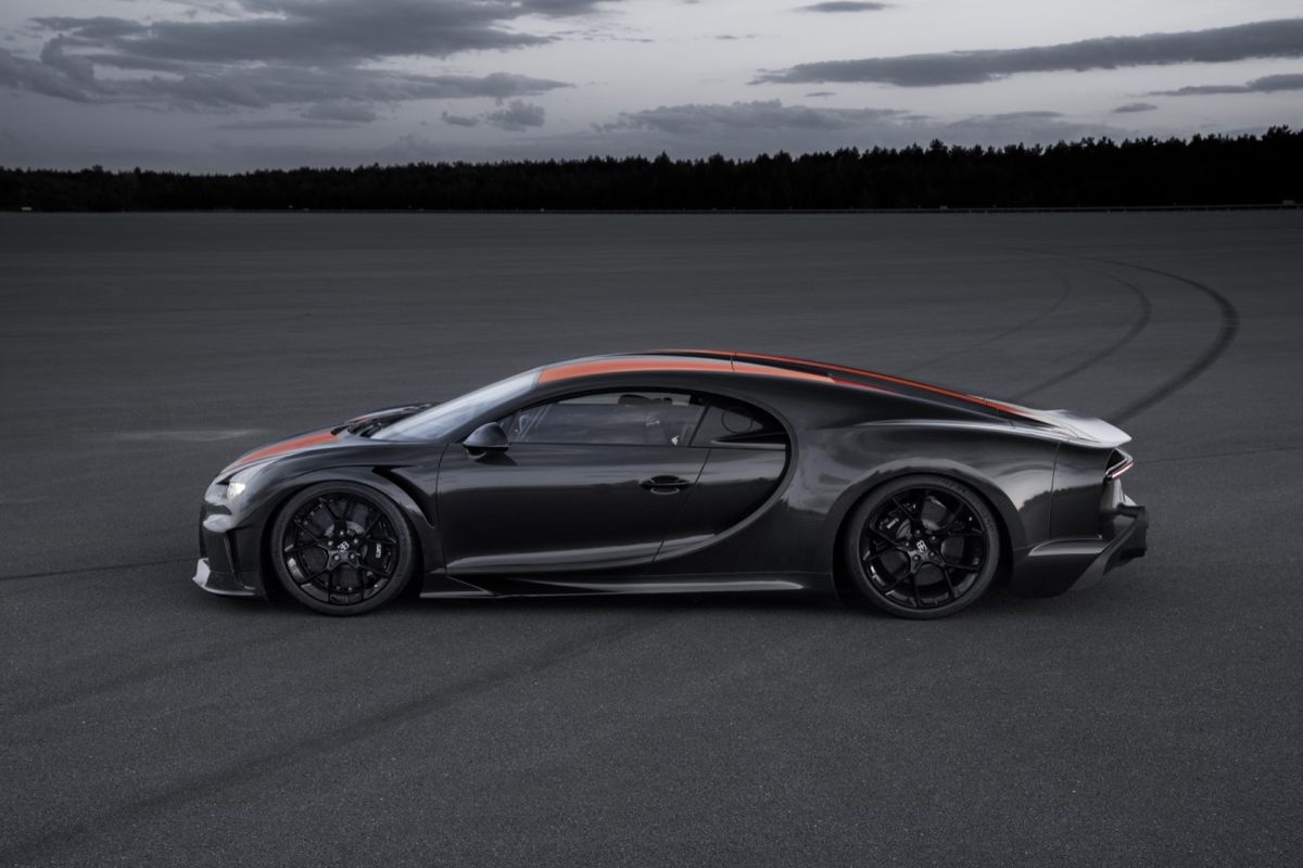 На видео снят Bugatti Chiron, движущийся со скоростью почти 260 миль в час.