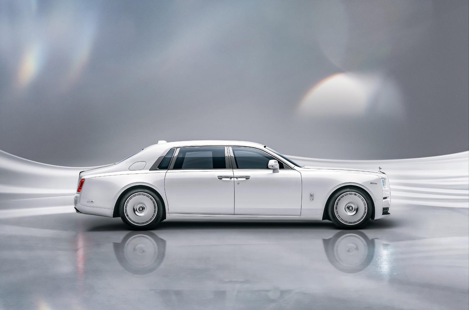 Naujasis Rolls-Royce Phantom Series II komplektuojamas su didesniais ratais ir prabangesniu interjeru.