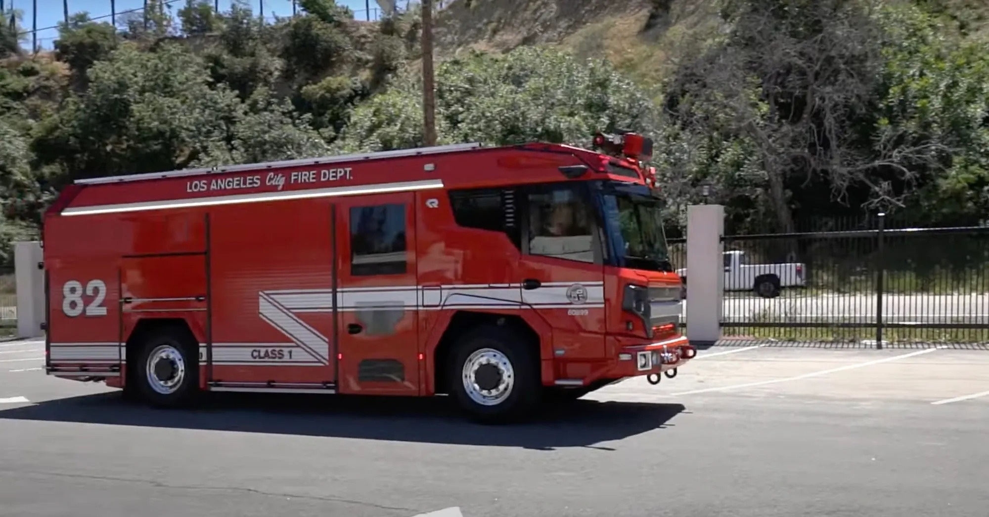 Losandželosā jau parādījusies pirmā elektriskā ugunsdzēsēju mašīna