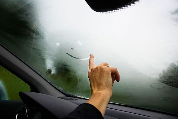 Почему потеют стекла в машине во время дождя и зимой?