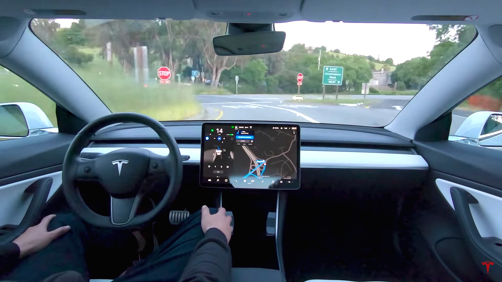 Tesla Full Self-Driving abònman deja disponib, men li lakòz kèk deranjman pou itilizatè yo