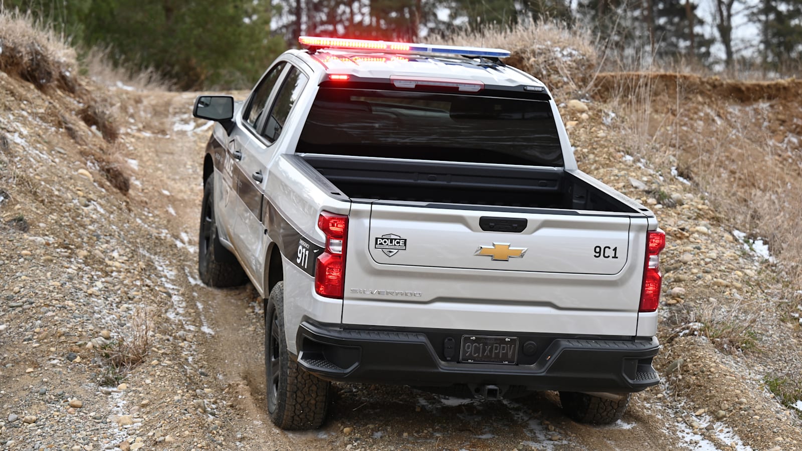 2023 m. Chevrolet Silverado policijos sunkvežimis: persekiojimų bekelėje hitas