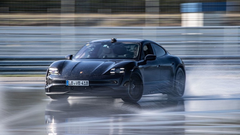 Porsche Taycan stabilisce il nuovo Guinness World Record su Drift Track