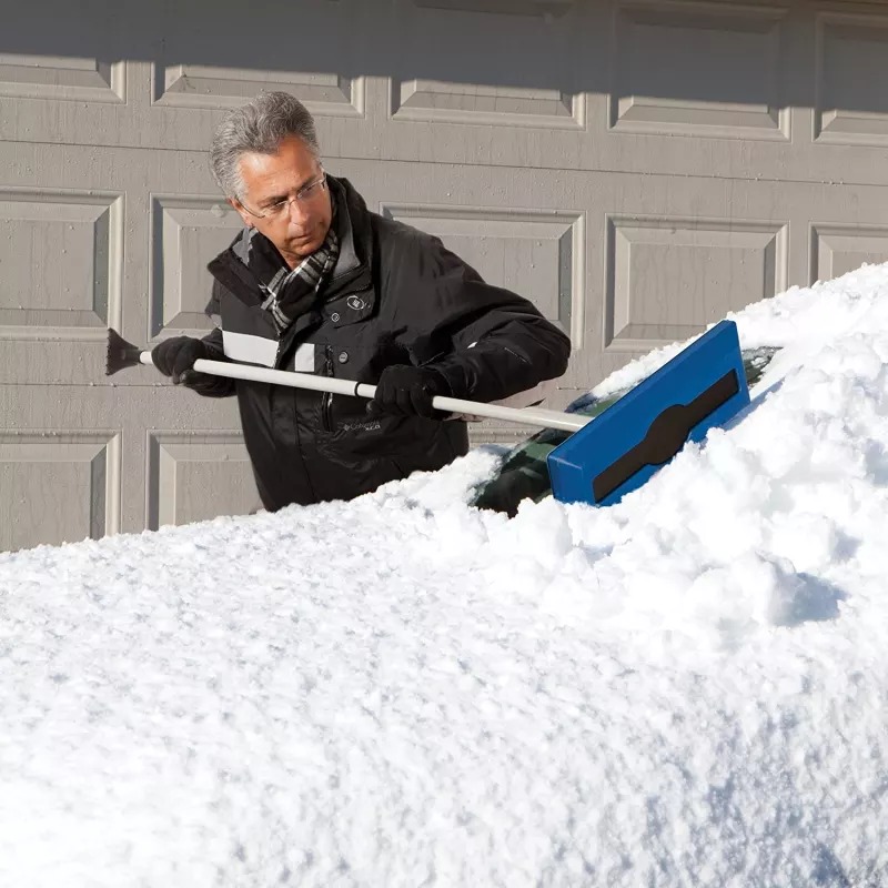 Schritt für Schritt: So entfernen Sie Schnee von der Windschutzscheibe, ohne das Auto zu beschädigen