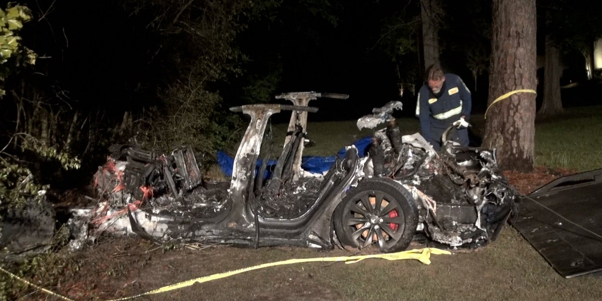 Después de un escandaloso accidente en Texas, Tesla Model X acelera repentinamente y choca contra un restaurante.