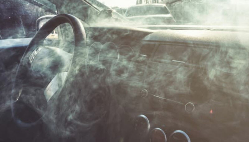 Причины запаха масла в салоне автомобиля