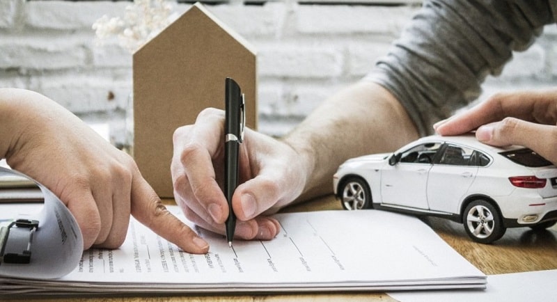 Memeriksa dokumen mobil saat pembelian