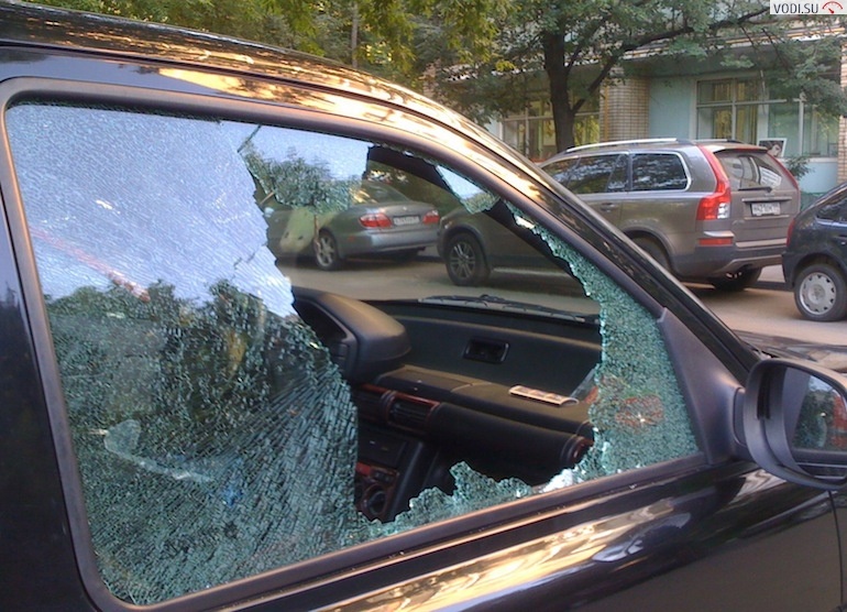 Разбили стекло в машине во дворе