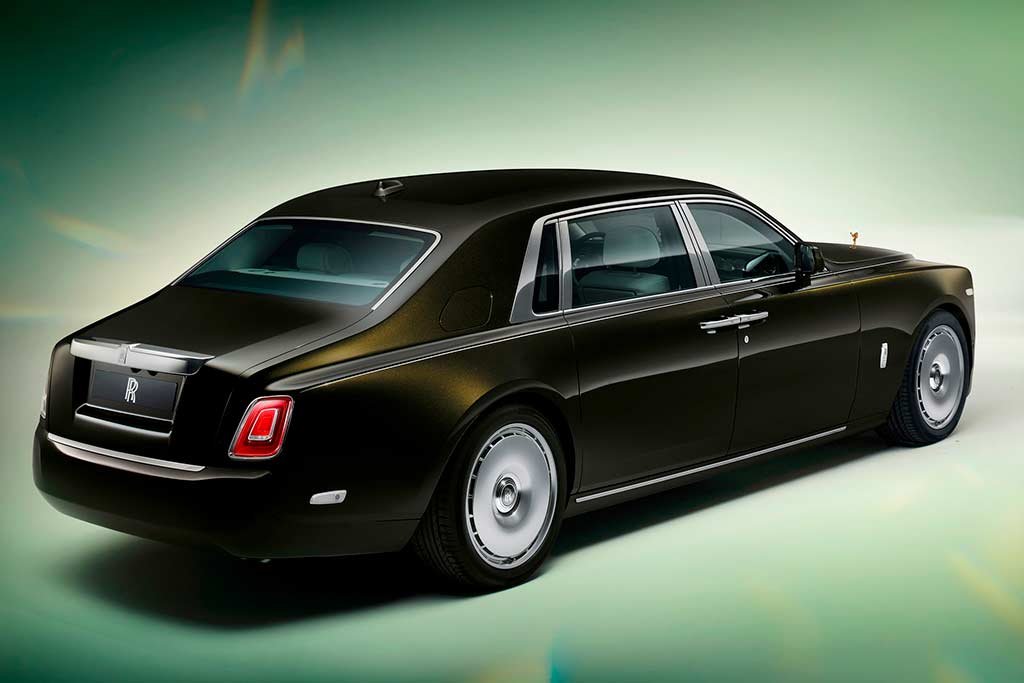 Rolls-Royce Phantom Series II поставляется с платиновой отделкой и трехмерной керамикой.