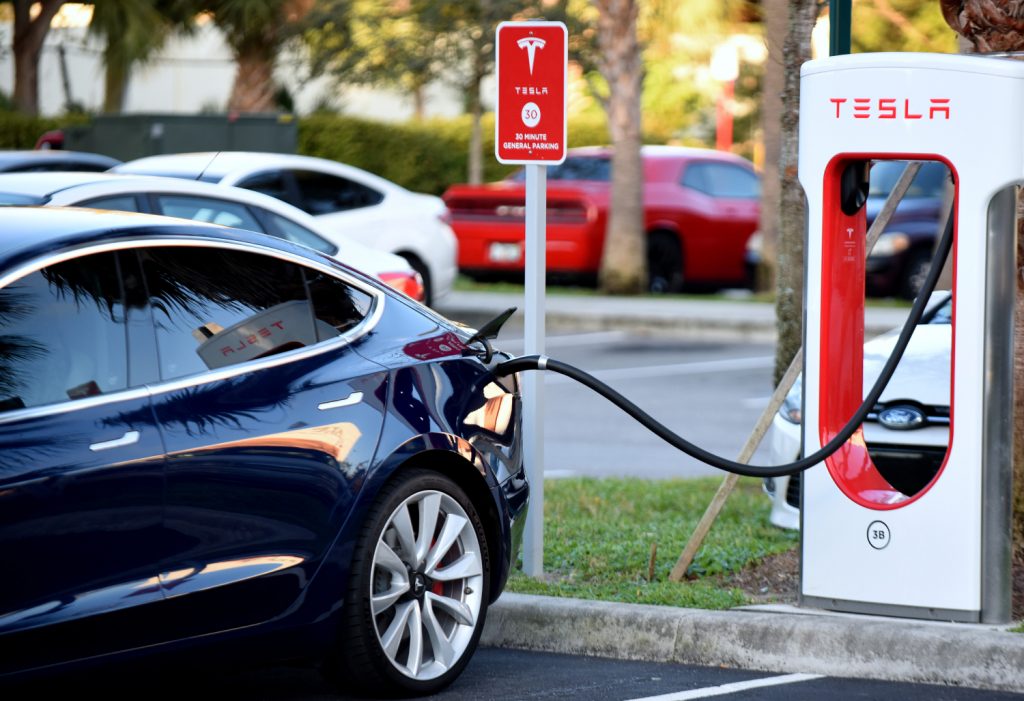 As vendas de vehículos eléctricos en EE. UU. disparáronse despois do aumento sostido dos prezos da gasolina