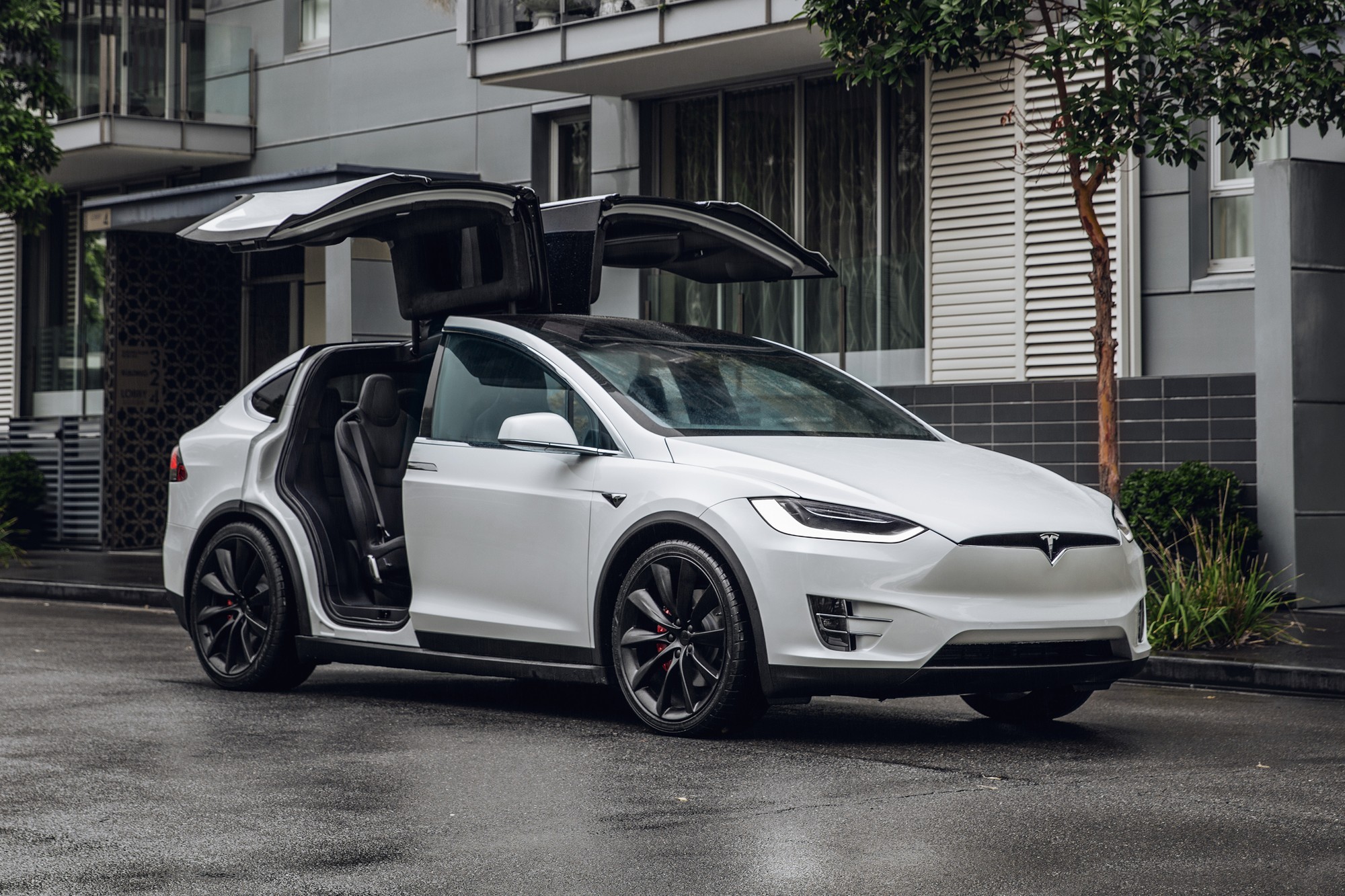 Tesla ya tuno Model X: Rufin rufin ya fito