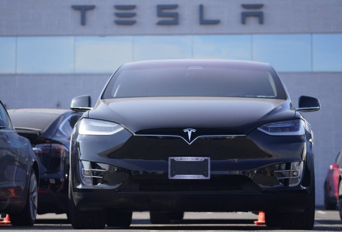 Tesla old oynasi singanligi sababli 27,000 mingga yaqin avtomobilni chaqirib oladi