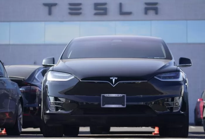 Tesla rappeléiert bal 27,000 Gefierer wéinst futti Windshield