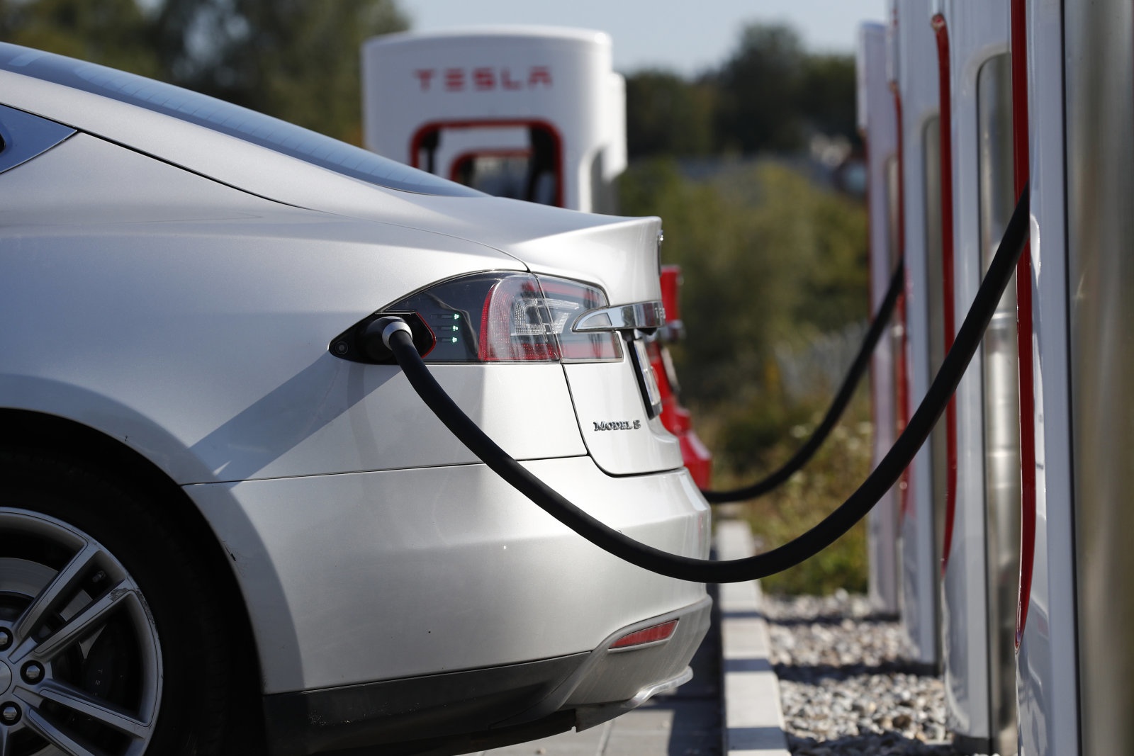 Tesla vil tilby gratis lading av elbiler til jul