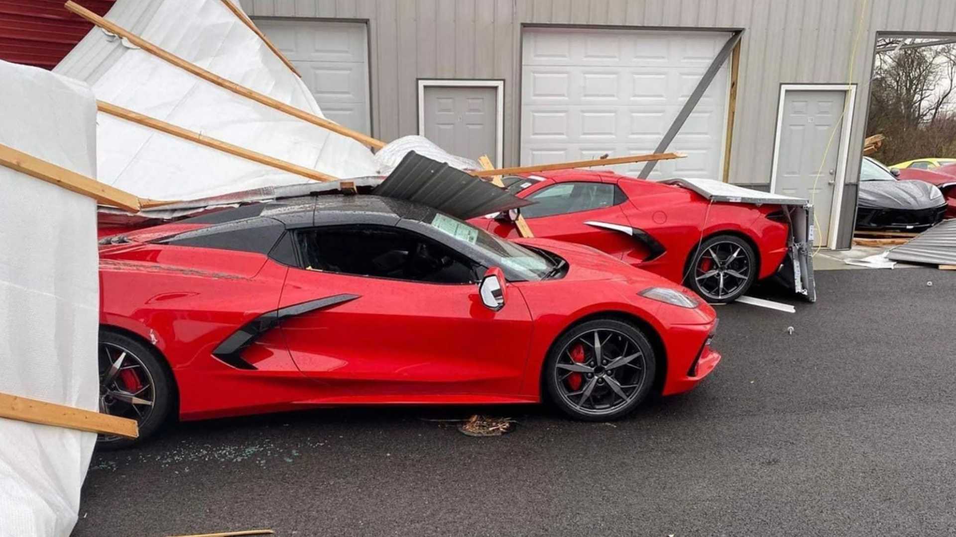 Торнадо оставил более 100 новых Chevrolet Corvettes разбитыми на заводе в Кентукки.