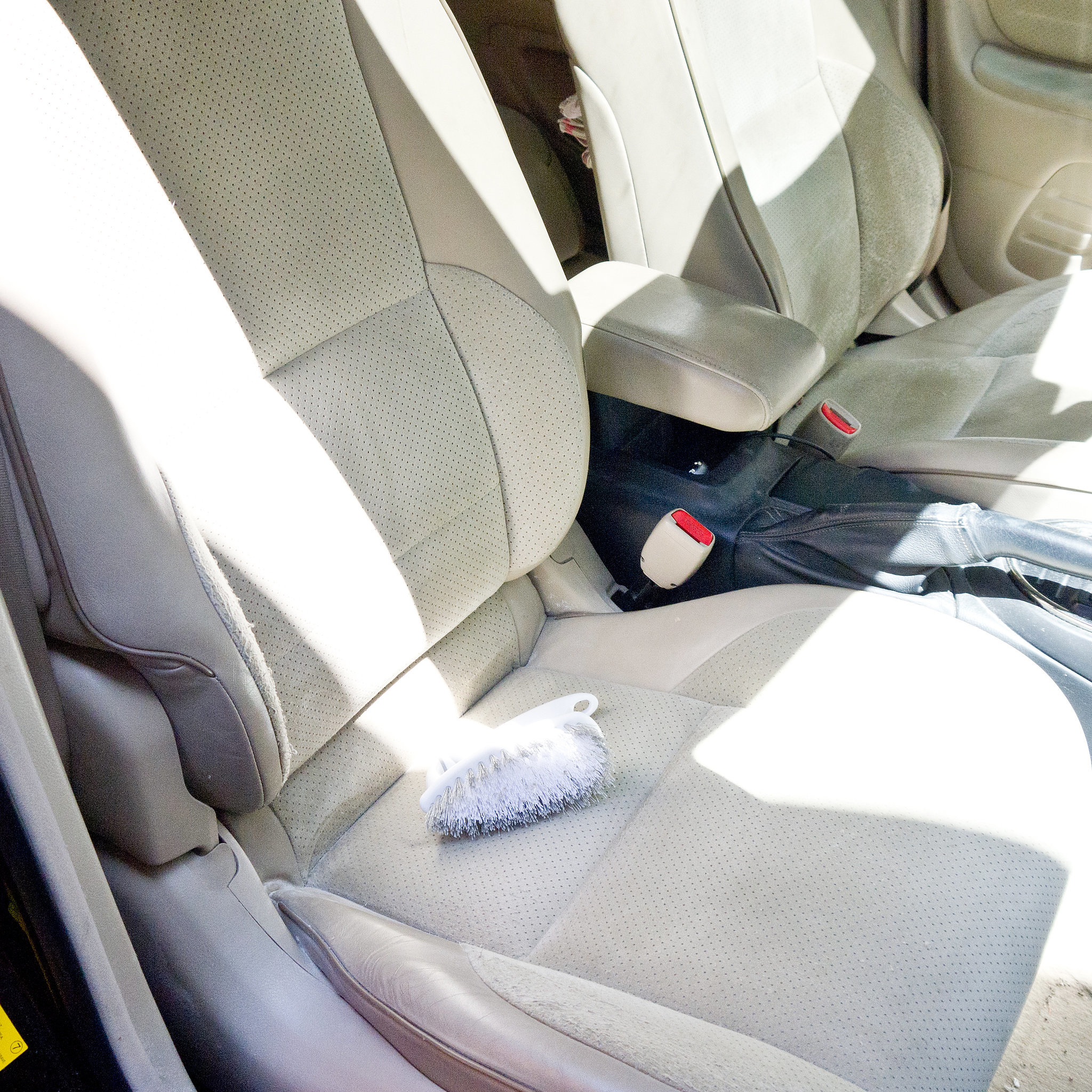 Узнайте, как очистить автомобильные сиденья всего двумя ингредиентами