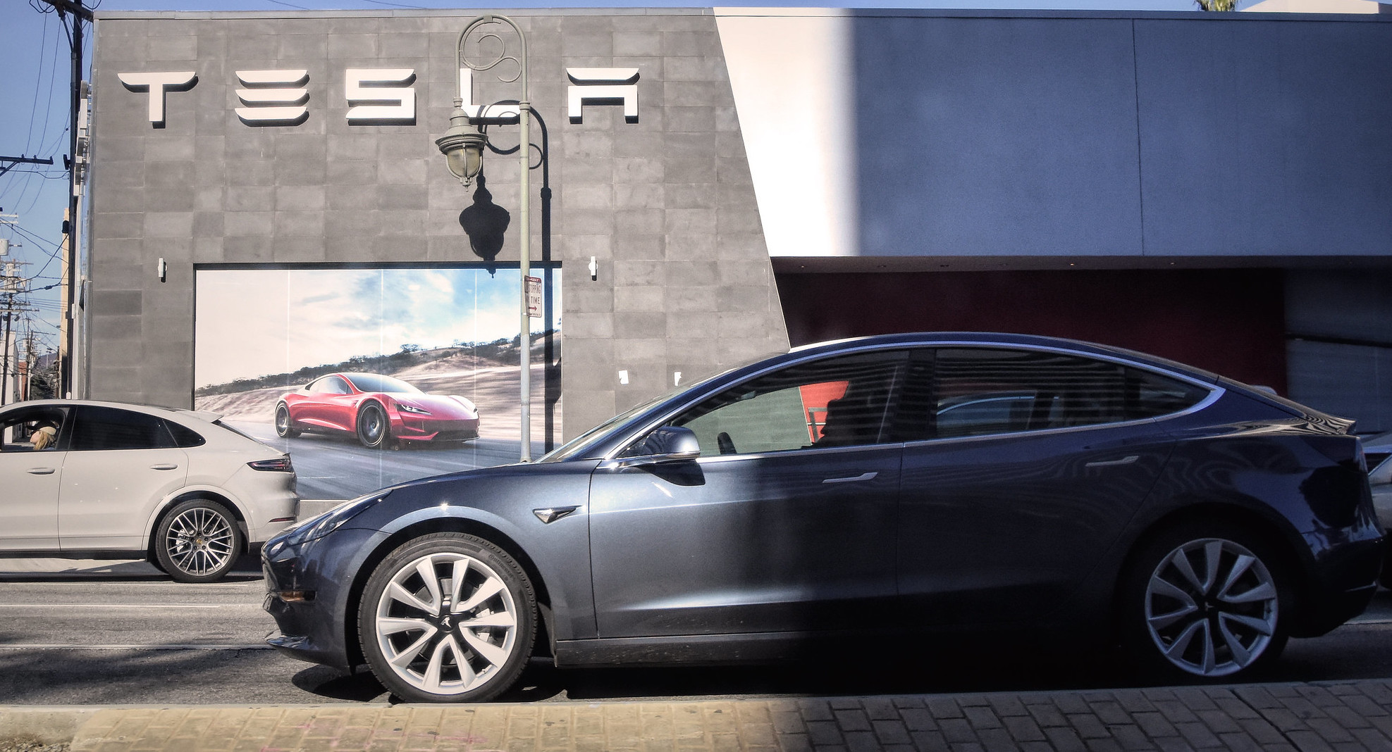 В 2021 году Tesla получит более половины всех регистраций электромобилей в США.