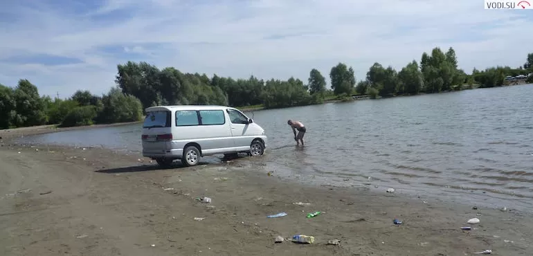 в городе, во дворе, у водоемов, на речке