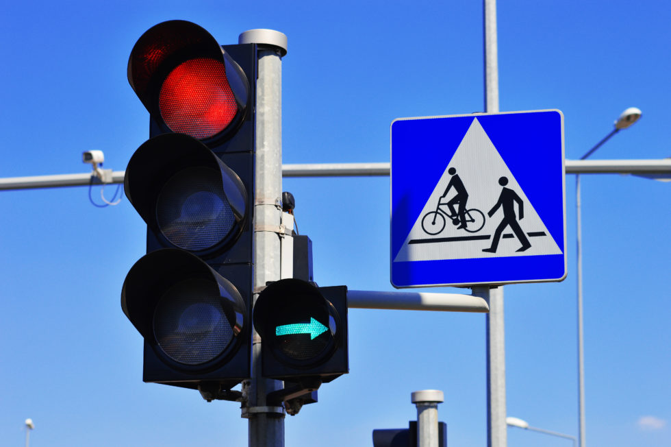 В каких ситуациях водитель имеет право проехать на красный сигнал светофора