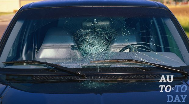 在美国，汽车挡风玻璃破损会导致法律问题和巨额罚款。