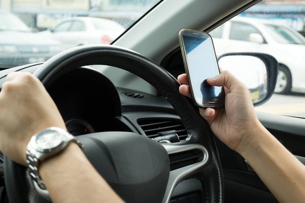 В Вашингтоне полиция штрафует вас за прикосновение к мобильному телефону за рулем