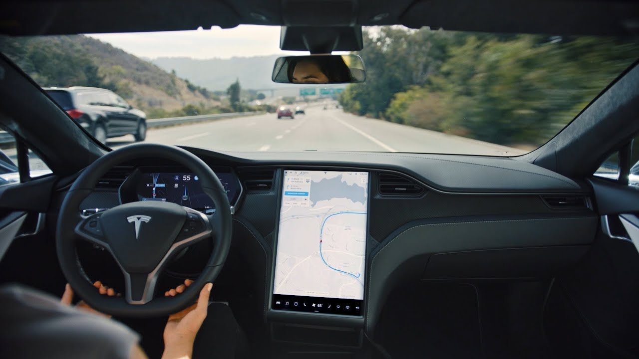 Savarankiškai vairuojantis „Tesla“ vairuotojas stos prieš teismą dėl žmogžudystės tragiškos Los Andželo avarijos metu