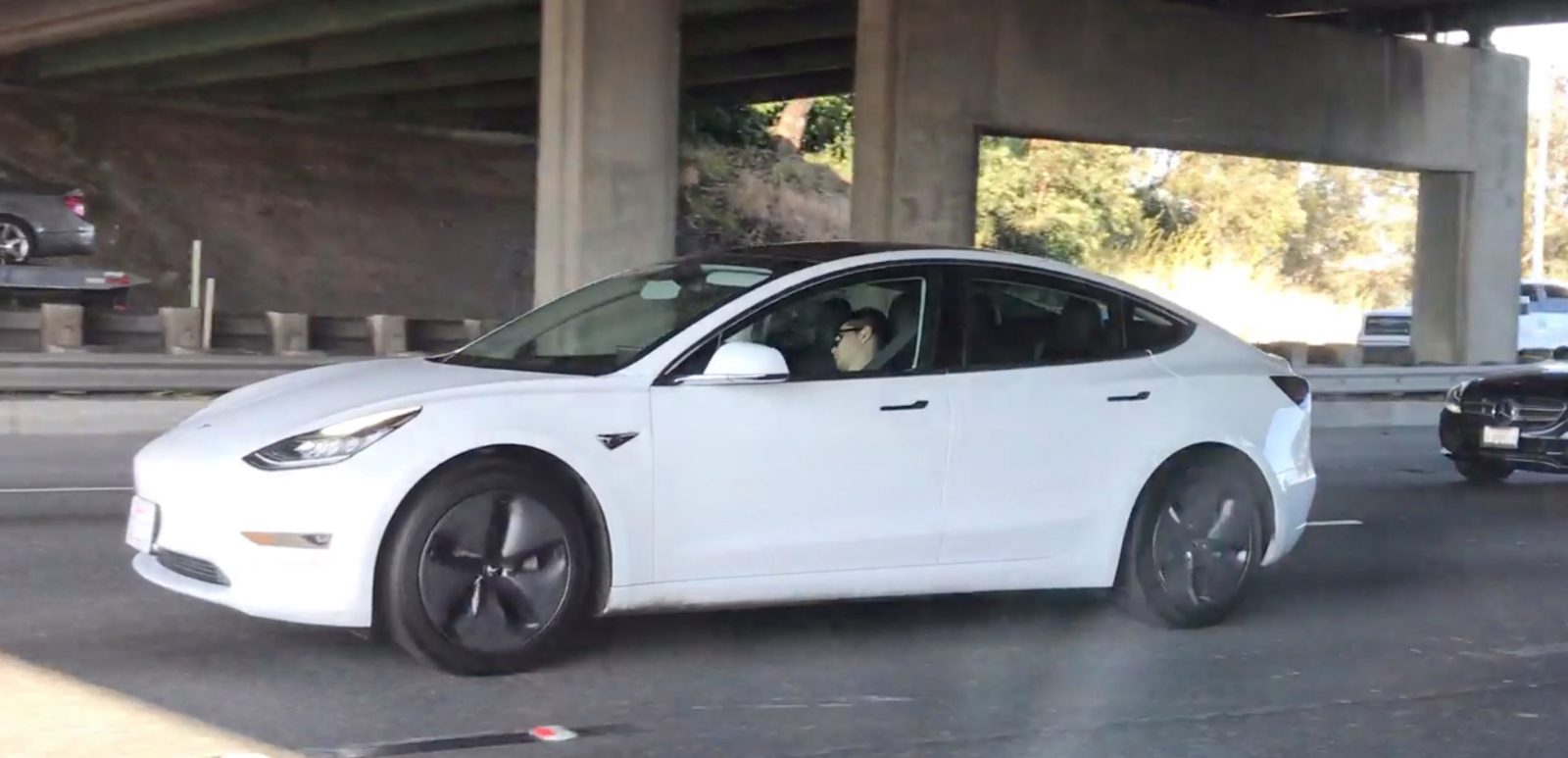 Een bestuurder versiert zijn Tesla Model 3 met kerstverlichting en dit gebeurt er met hem