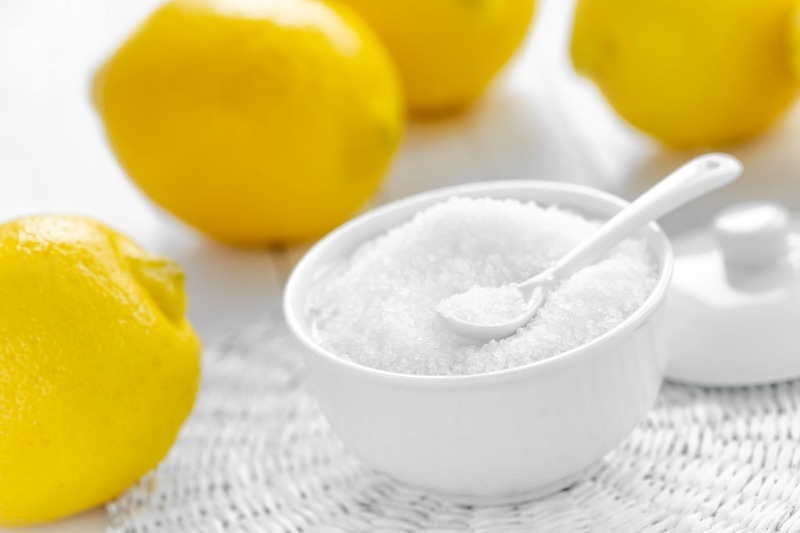 Зачем многие автомобилисты добавляют лимонную кислоту в бачок омывателя