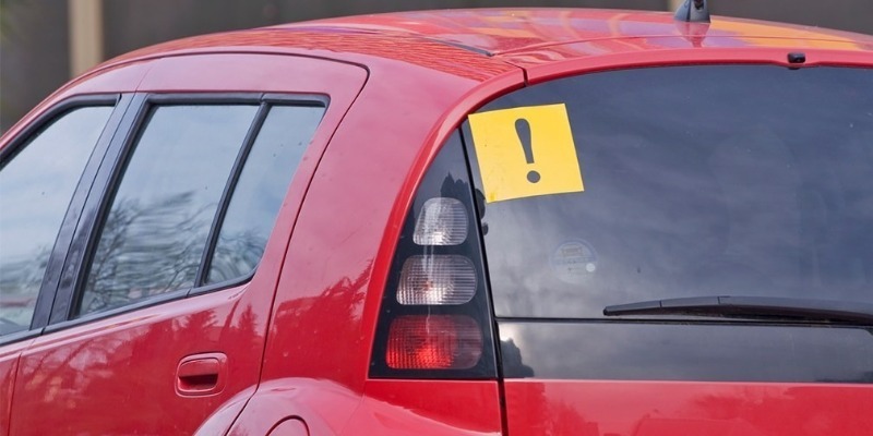 Зачем некоторые водители клеят себе на стекло «восклицательный знак»