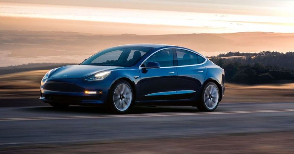 Mulier Tesla Model 3 in Florida aggressus est, credens dominum autocinetorum electricitatem furari