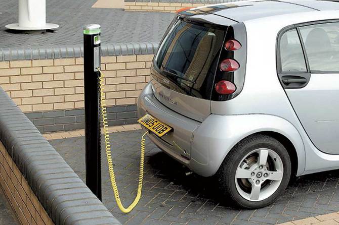 Nagcha-charge ng electric car sa bahay - ano ang kailangan mong malaman?