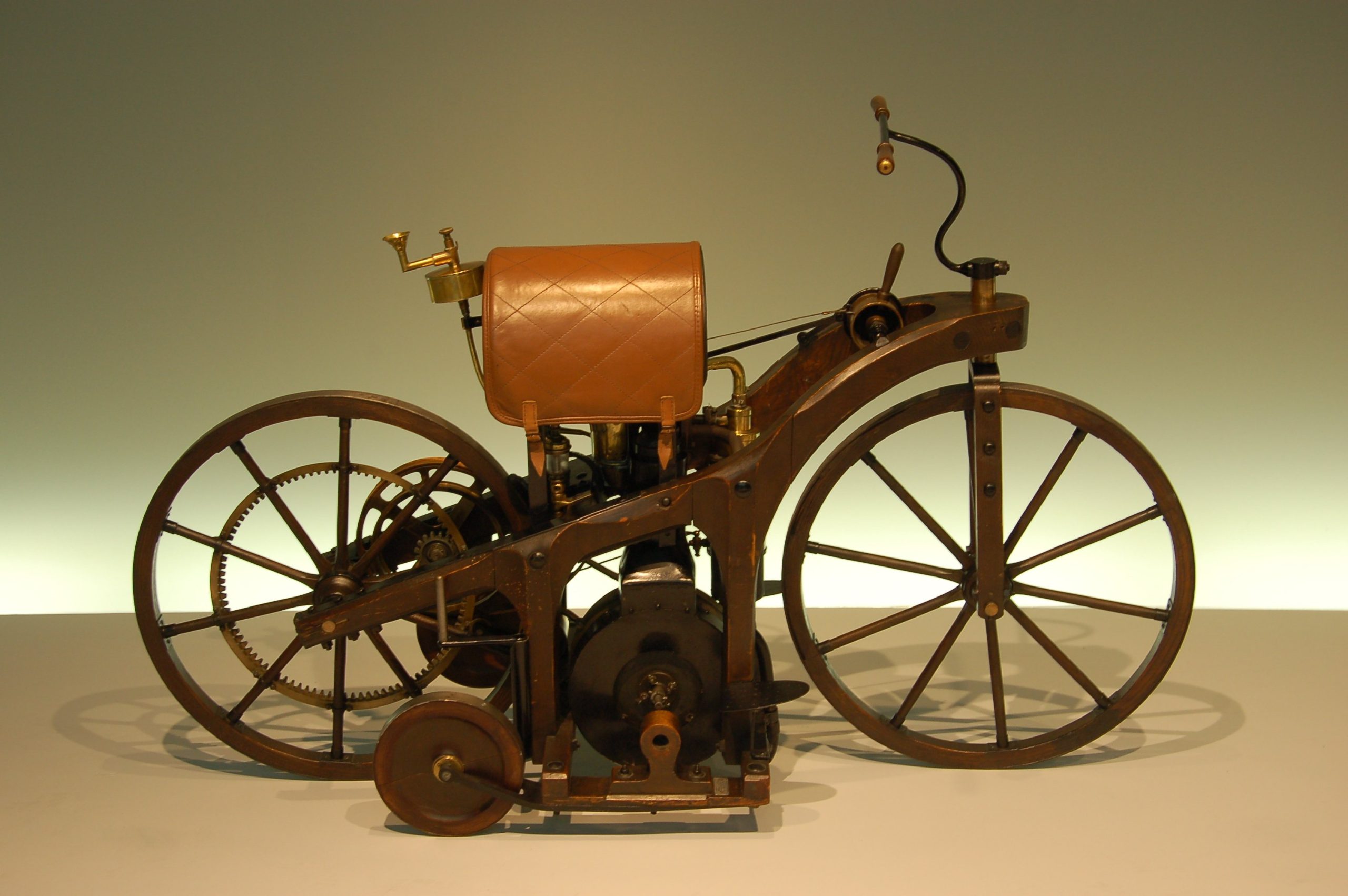 29.08.1885 августа  г. | Запатентован первый мотоцикл Daimler Reitwagen.