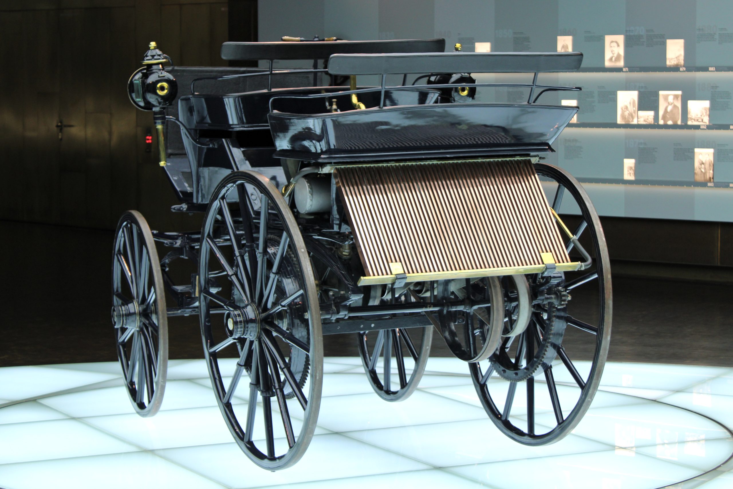 Первая машина 2023. 1885-1886 Бенц и Даймлер. Daimler Motor car 1886. Готлиб Даймлер первый автомобиль. Daimler Motorkutsche (моторизованная карета Даймлера),.