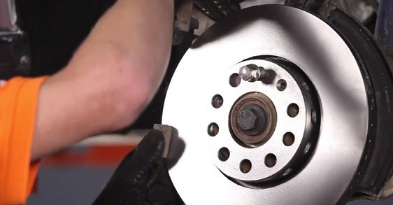 Audi A4 B5 замена передних тормозных колодок и дисков своими руками. Видео и фото инструкция