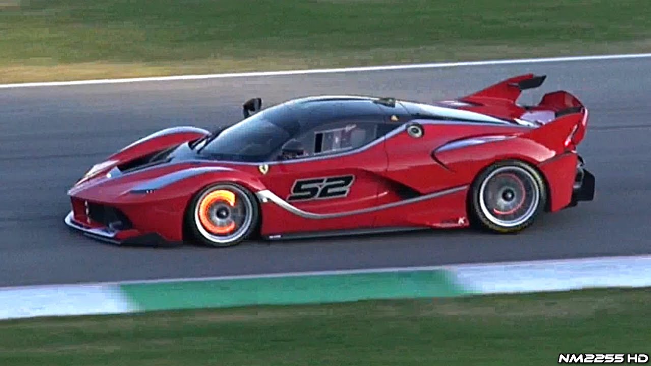 Ferrari FXX - سيارة F1 باللون الأحمر