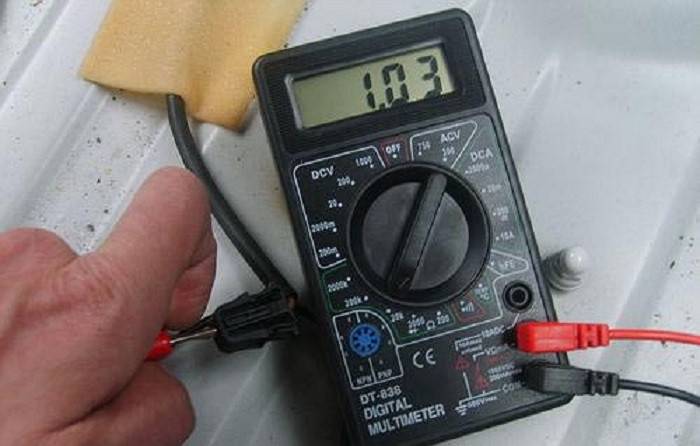 Как проверить работоспособность абс. Мазда 626 GD III расходомер мультиметром тестером. Измерение сопротивления мультиметром датчик коленвала. Проверка датчика АБС тестером. Как прозвонить датчик АБС тестером.