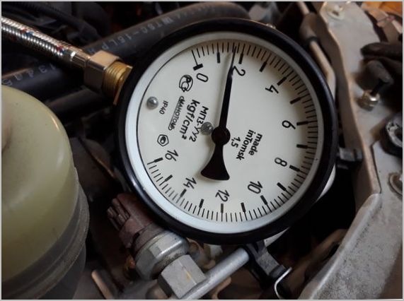 Индикатор давления масла в двигателе