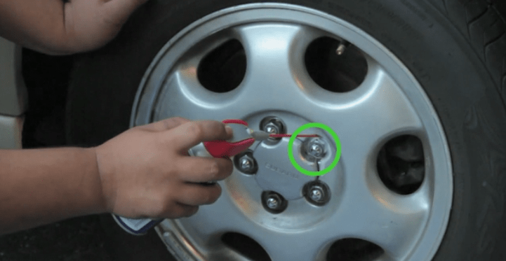 Как открутить гайку колеса с сорванными гранями